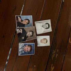 Pictures of families in a wallet, iLost'a bildirildiği gibi