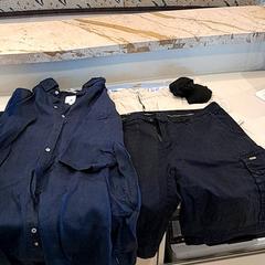 Pantalones cortos Donkerblauw beige zwart, ha sido reportado por Van der Valk Hotel Schiphol con iLost