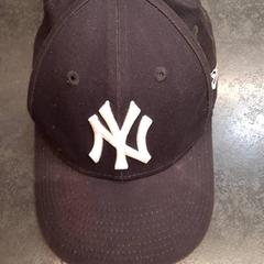 Gorra de beisbol, segons ha informat Rotterdam The Hague Airport mitjançant iLost