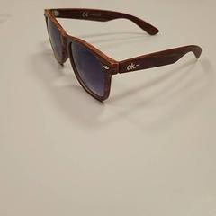 Des lunettes de soleil OK houtkleur, a été signalé par Vrije Universiteit Amsterdam utilisant iLost