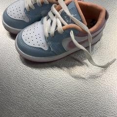 Sapatos Kind, como reportado por IKEA Utrecht utilizando o iLost