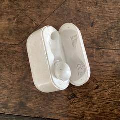AirPod case, missing one pod がiLostに報告されました