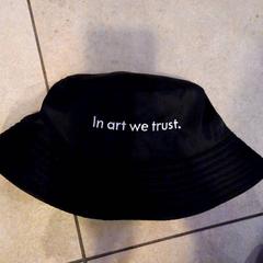 Kapelusz Reversible pink/black hat, zgłoszono przez Leonardo Royal Hotel Amsterdam przy użyciu iLost