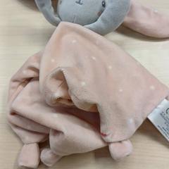 ブランケット & ぬいぐるみ Lapin rose がiLostで IKEA Saint-Etienne によって報告されました