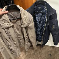 Chaquetas Beige en Blauw, segundo informou Van der Valk Spier-Dwingeloo usando iLost