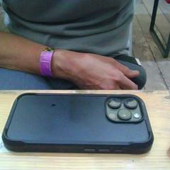 Iphone zwart + zwart hoesje, gisa salatu by Pukkelpop Festivalterrein iLost erabiliz