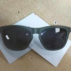 Des lunettes de soleil, a été signalé par Regio Antwerpen - Brussel utilisant iLost