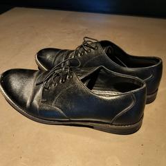 Sapatos masculinos Black leater, como reportado por Hotel V Frederiksplein utilizando o iLost