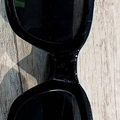 Lentes - Zonnebril zwart, segundo informou Regio Antwerpen - Brussel usando iLost
