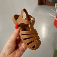 Sandál, jak nahlášeno IKEA Villiers-sur-Marne pomocí iLost