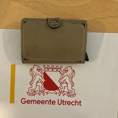 Beige pasjeshouder, zgłoszono przez Gemeente Utrecht przy użyciu iLost