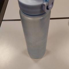 Láhev na pití Licht blauw, jak nahlášeno Vrije Universiteit Amsterdam pomocí iLost