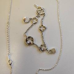 Ketting en armband, come riportato da Vrije Universiteit Amsterdam utilizzando iLost
