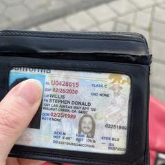 Black leather wallet S Willis, jak bylo nahlášeno na iLost