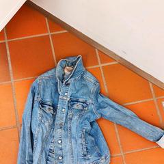 السترة blauwe jeans، كما تم الإبلاغ عنه بواسطة Stad Peer عبر iLost