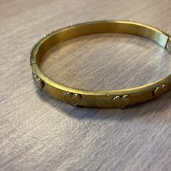 Armband kleur goud, met hartjes, rapporterat av Gemeente Zwartewaterland med iLost