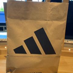 Purchase adidas, jak nahlášeno Designer Outlet Roermond pomocí iLost