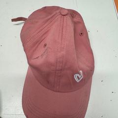 Cappellino da baseball roze, come riportato da Avonturenpark Hellendoorn utilizzando iLost
