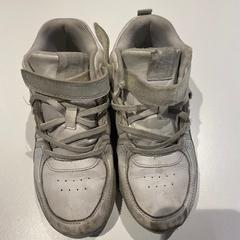 Sneaker white, come riportato da Amsterdam ID Aparthotel utilizzando iLost