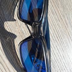 Gafas de sol, segundo informou Pathé Delft usando iLost