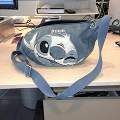 가방 Stitch, blauw, iLost를 사용하여 Regio West-Vlaanderen에 보고됨
