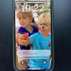 Mobiele telefoon in groene hoes, ha sido reportado a iLost