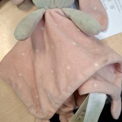 Peluche pulseira Rose, como reportado por IKEA Grenoble utilizando o iLost