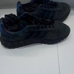 Tenisky Zwarte sneakers, ako bolo nahlásené Van der Valk Hotel Schiphol pomocou iLost