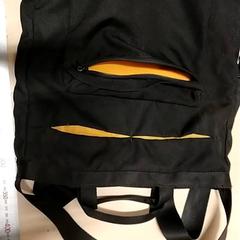 배낭 Zwart, gele binnevoering, iLost를 사용하여 IKEA Zwolle에 보고됨