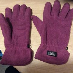 Purple gloves, ha sido reportado por Meininger Berlin "Mitte" Humboldthaus usando iLost