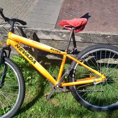 Oranje  e mountenbike fiets, amint azt az iLostnak jelentették.