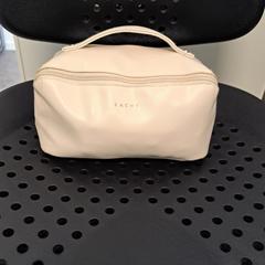 Trousse de toilette gebroken wit tasje, a été signalé par Arriva Twents utilisant iLost