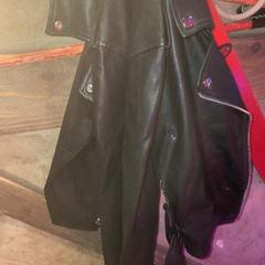 Casaco black leather, como reportado por Club Nyx/Exit Café utilizando o iLost