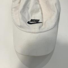 野球帽 White Nike cap がiLostで TU/e - Receptie Atlas によって報告されました