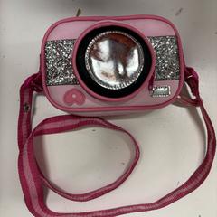 バッグ camera roze がiLostで Avonturenpark Hellendoorn によって報告されました