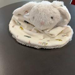Peluche pulseira, como reportado por IKEA Strasbourg utilizando o iLost