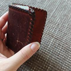 Bruine leren portefeuille, jak bylo nahlášeno na iLost
