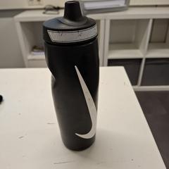 Bidon Nike Zwart, zgłoszono przez Avonturenpark Hellendoorn przy użyciu iLost