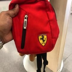 Mochila Sacoche rouge Ferrari, segundo informou IKEA Marseille La Valentine usando iLost