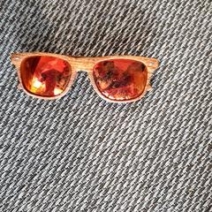 Gafas de sol, segundo informou Zwarte Cross (Gemeentehuis) usando iLost