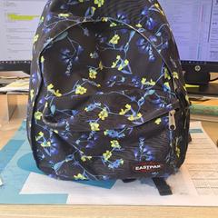 Backpack zwart met bloemenmotief, as reported by Regio West-Vlaanderen using iLost