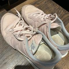 roze nike schoenen, ha sido reportado por Van der Valk Hotel Veenendaal usando iLost