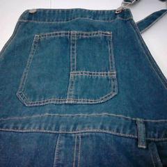 Pantalons curts jeans, segons ha informat Bobbejaanland mitjançant iLost