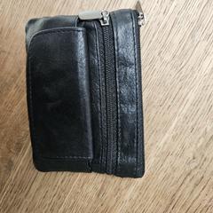 Zwarte sleutel-etui met sleutels, jak bylo nahlášeno na iLost