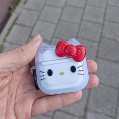 Apple Airpods met Hello Kitty hoesje, segons s'ha informat a iLost