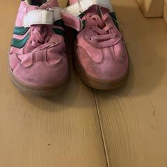 Sneaker & Scarpe, come riportato da Familie Resort Molenwaard utilizzando iLost