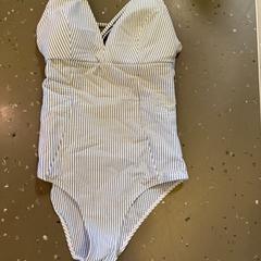 Costume da bagno white, blue, come riportato da Room Mate Bruno utilizzando iLost