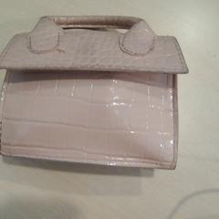 Makeup bag, as reported by Walibi Holland using iLost