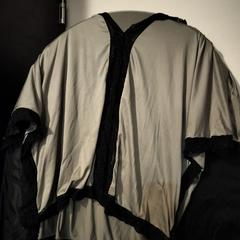 Roupa Grey and black, como reportado por Hotel V Frederiksplein utilizando o iLost