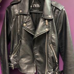 معطف جلدي Zara, zwart، كما تم الإبلاغ عنه بواسطة Pathé Spuimarkt عبر iLost